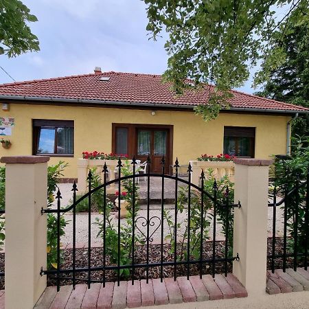 Muskátlis Ház Balatonlelle Exterior foto